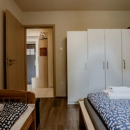 Апартаменты Six Corners - Garden Corner Печ