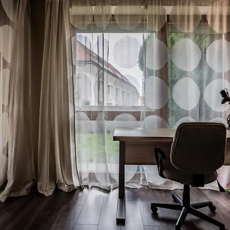 Six Corners - Garden Corner Apartment *