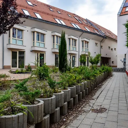 Daire Six Corners Garden Corner With Terrace And Parking Peçuy