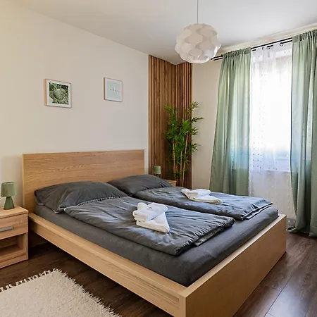 Six Corners Garden Corner With Terrace And Parking Apartman