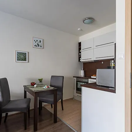 Apartman Six Corners Garden Corner With Terrace And Parking